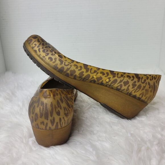 Crocs Carlisa Womens Mini Wedge Shoes Size 8 Slip On Closed Toe Leopard Print - Picture 6 of 11